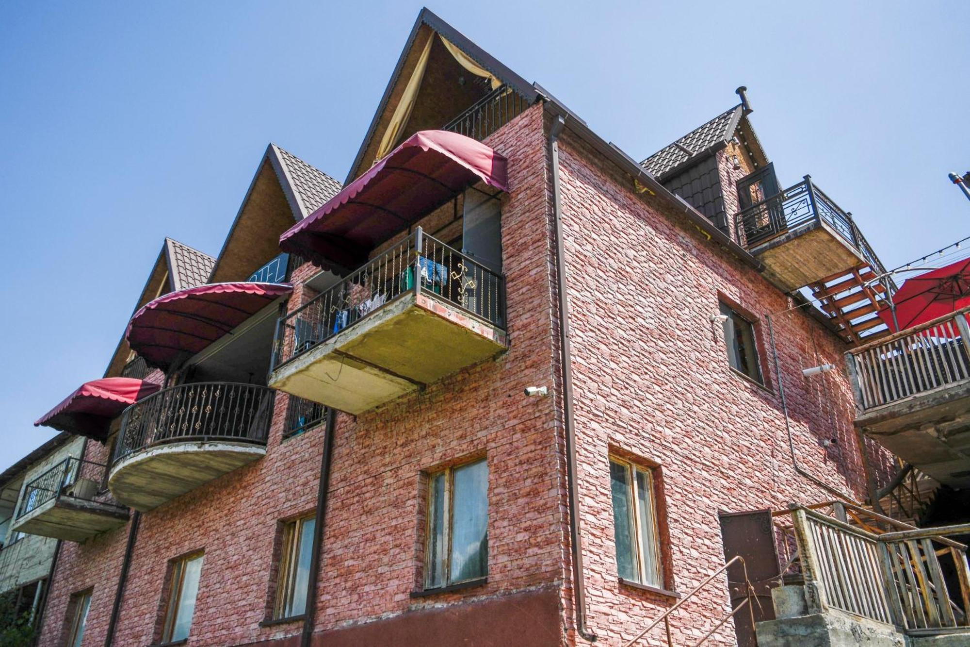 Dom Adonis Hotel Dilisan Kültér fotó